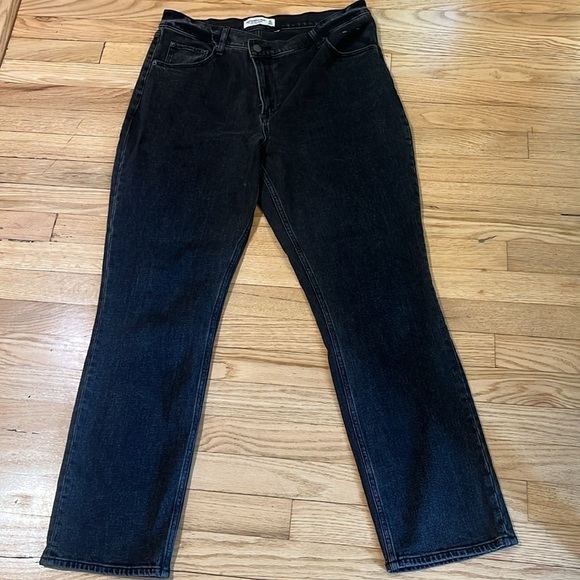 NWOT Abercrombie & Fitch Ultra High Rise 90s Slim Straight Jean Size 31/12S - Picture 4 of 8